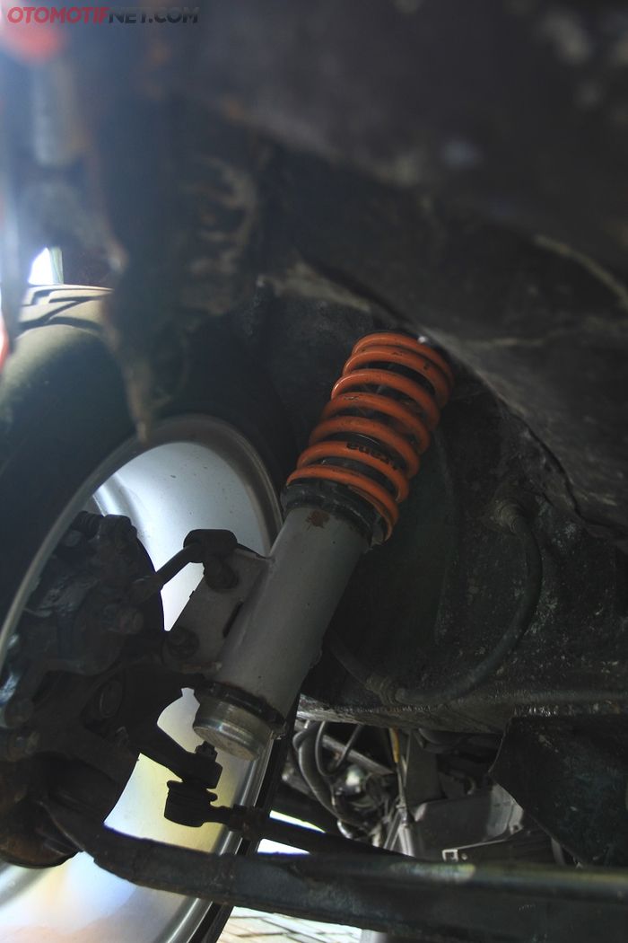 Sokbreker custom, dudukannya juga ikut dicustom dengan memindahkan titiknya