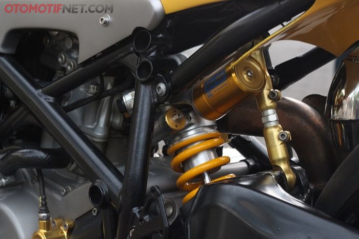 Monosok kini memakai produk Ohlins tipe TTX GP