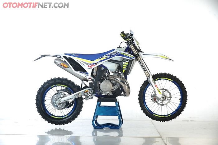  Livery khusus motor balap Sherco untuk Factory Models, di-print langsung di bodi nih