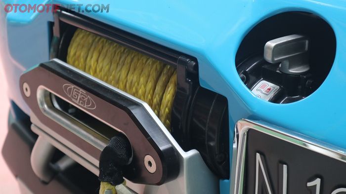 Winch Warn ini tali bajanya diganti dengan tali plasma (plasma rope) agar lebih enteng