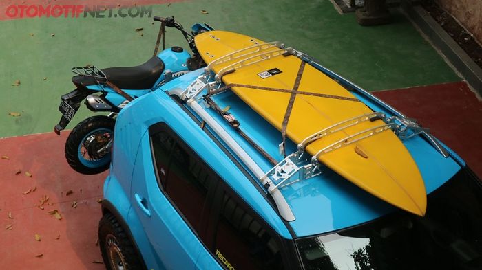 Roof rack custom ini juga bentuknya keren. Lekukannya memang disesuaikan dengan papan surfing kuning ini. Niat benar ya 