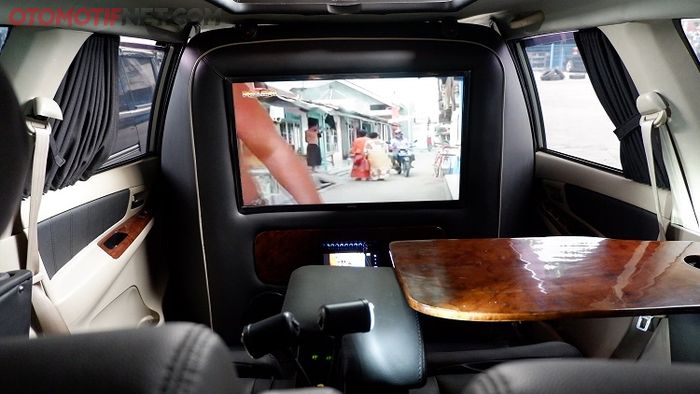 Penempatan Smart TV 32 inch, juga berfungsi sebagai pembatas dengan pengemudi 
