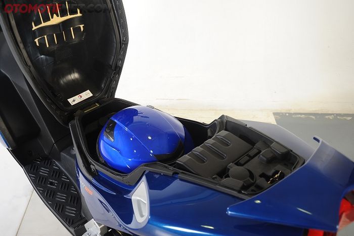 Bagasi cukup besar mampu menampung helm full face