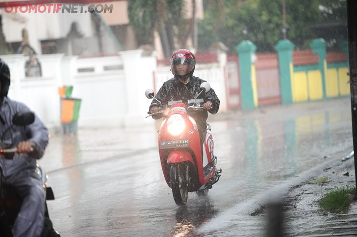 mengendarai motor saat hujan ekstrem