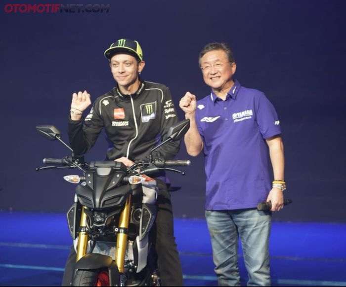 Valentino Rossi saat memperkenalkan Yamaha MT-15 di Indonesia.
