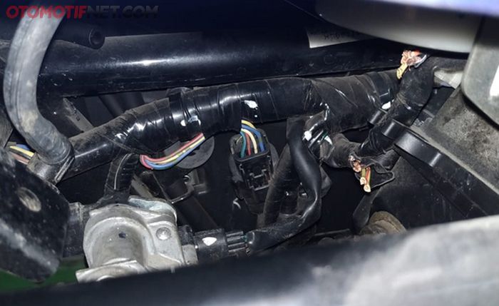 Suzuki GSX-R150 mati, kabel-kabel digigit tikus. Terpaksa harus disambung dan kabel yang terkelupas dibungkus ulang pakai isolasi kabel 
