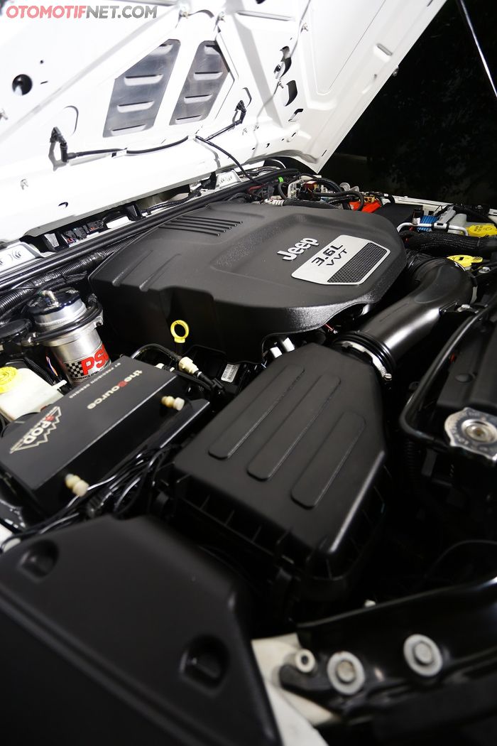 Khas mobil Adventure off-road, mesin V6 3.6 liter Pentastar milik Wrangler JK dibiarkan standar.