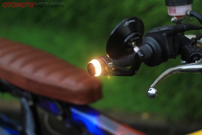 Sisi safety tetap diperhatikan, lampu sein tetap ada dan posisinya menyatu dengan bar end