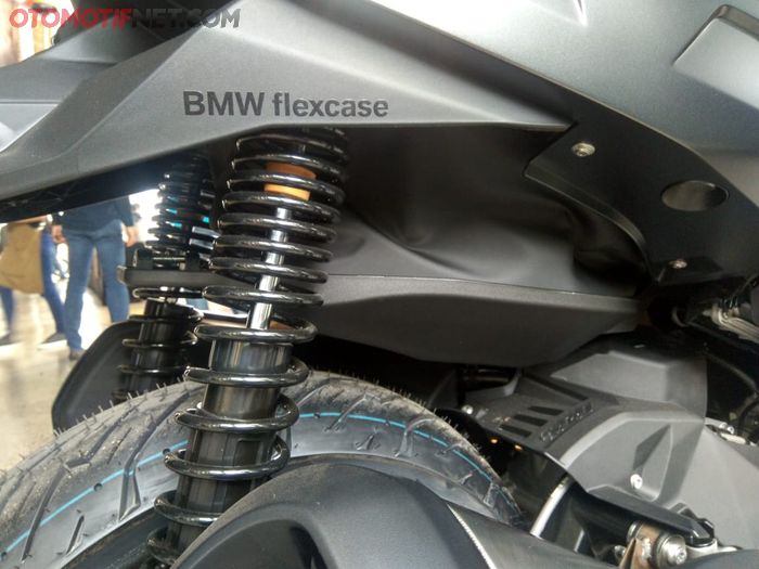 Flex case BMW C400X didukung pemakaian pelek 14 inci di belakang
