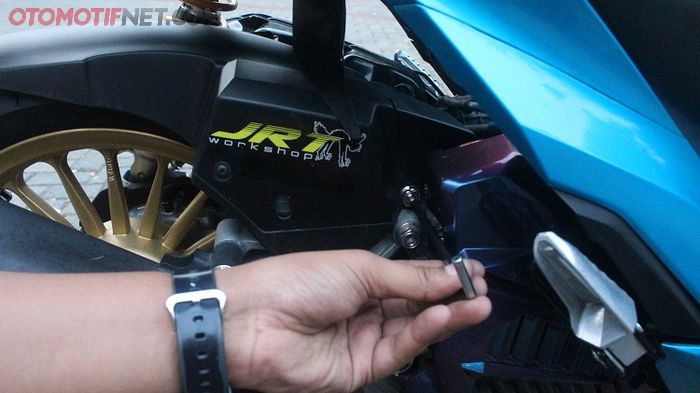 pasang hugger sesuai dengan dudukan bautnya dan kencangkan dengan kunci L5