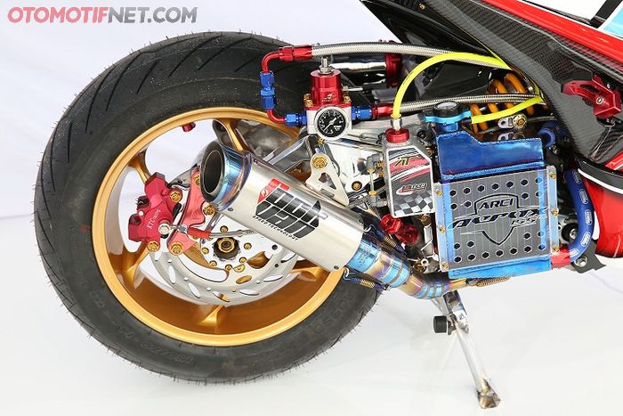 Knalpot freeflow bersanding dengan rem cakram, fuel pressure regulator dan tabung reservoir aftermarket