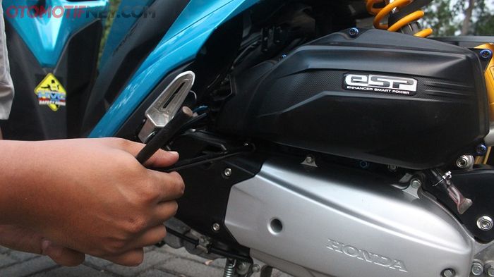 kendurkan sedikit cover filter menggunakan kunci T10 untuk memudahkan dudukan hugger disematkan 