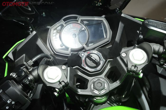 New Ninja 250 sudah menggunakan keyless, salah satu pioneer di kelas 250 cc nih