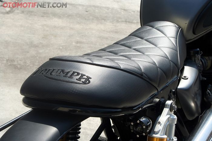 Ujung rangka dirombak jadi mirip hurup U sesuai pakem scrambler klasik