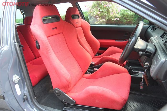 Honda Civic Estilo 1992,  Interior ala Civic Type R dengan Recaro dan setirnya