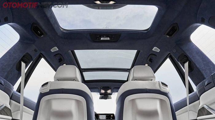 BMW X7 Suv, semua varian X7 juga dilengkapi tiga panel panoramic glass sunfoor