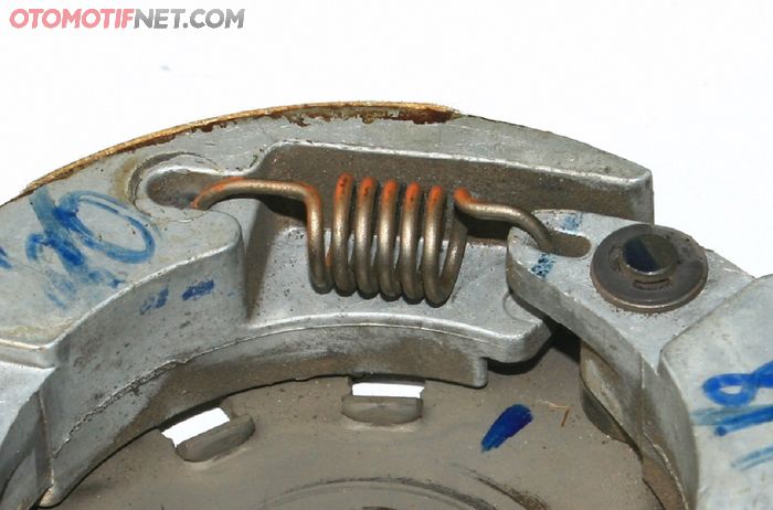 Periksa kondisi per kampas ganda yang berukuran kecil ini