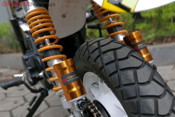  Honda Astrea Legenda ,  Sok belakang scarlet dengan tabung terpisah