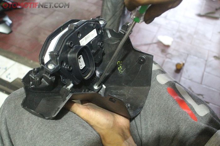  lepaskan kabel-kabel yang menempel pada speedometer lalu buka dengan obeng plus 
