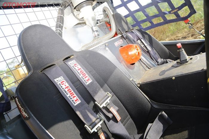 Bucket seat Mastercraft Nomad, nyaman dan mantap menahan badan dalam berbagai kondisi medan. Untuk keamanan, dipasangkan safety belt empat titik lansiran G-Forced Racing