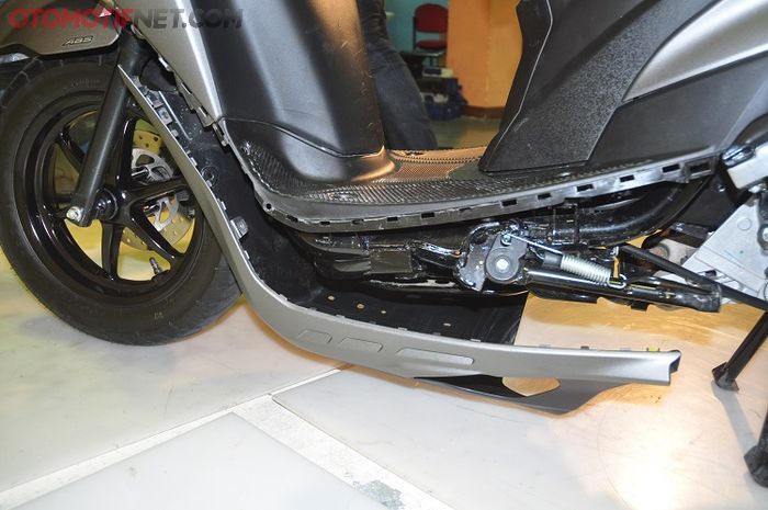 tangki beserta skidplate ini juga masih terbungkus oleh cover dek berbahan plastik, yang memberikan proteksi tambahan