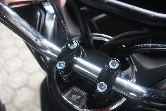 lepas panel saklar kanan dan kiri beserta handgrip-nya, lalu buka klem dudukan setang bawaan pabrik menggunakan kunci L6