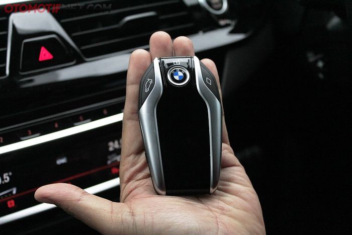 Kunci mobil yang sama dengan BMW Seri 7. BMW Display Key 