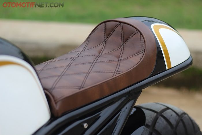 Single seater yang dibalut kulit sintetis berwarna cokelat klasik