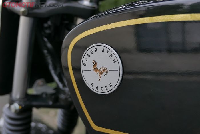  Ada logo &lsquo;Bubur Ayam Racer&rsquo; di tangkinya