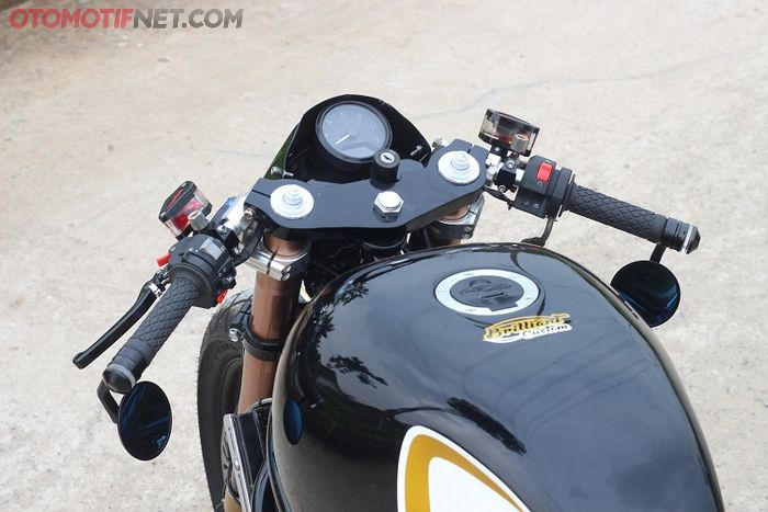 Setang jepit khas cafe racer tampak modern dengan sein dan spion di ujungnya 