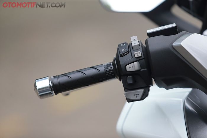 Saklar kirinya terdapat banyak tombol, tapi masih mudah digapai