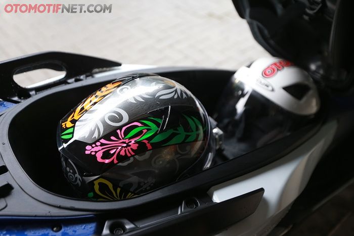 Ilustrasi helm dengan cutting sticker