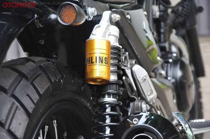  Sok belakang pakai Ohlins berkelir hitam yang serasi dengan bodi