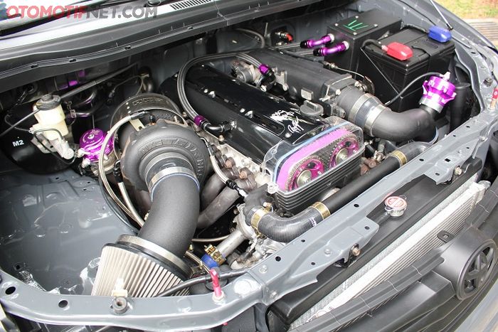 Mesin Supra 2JZ Twin turbo, bisa muat karena ruang mesin luas