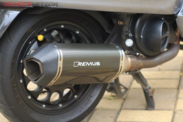 Knalpot pakai Remus Hexacone dengan silencer karbon, suaranya ngebasss&hellip; 