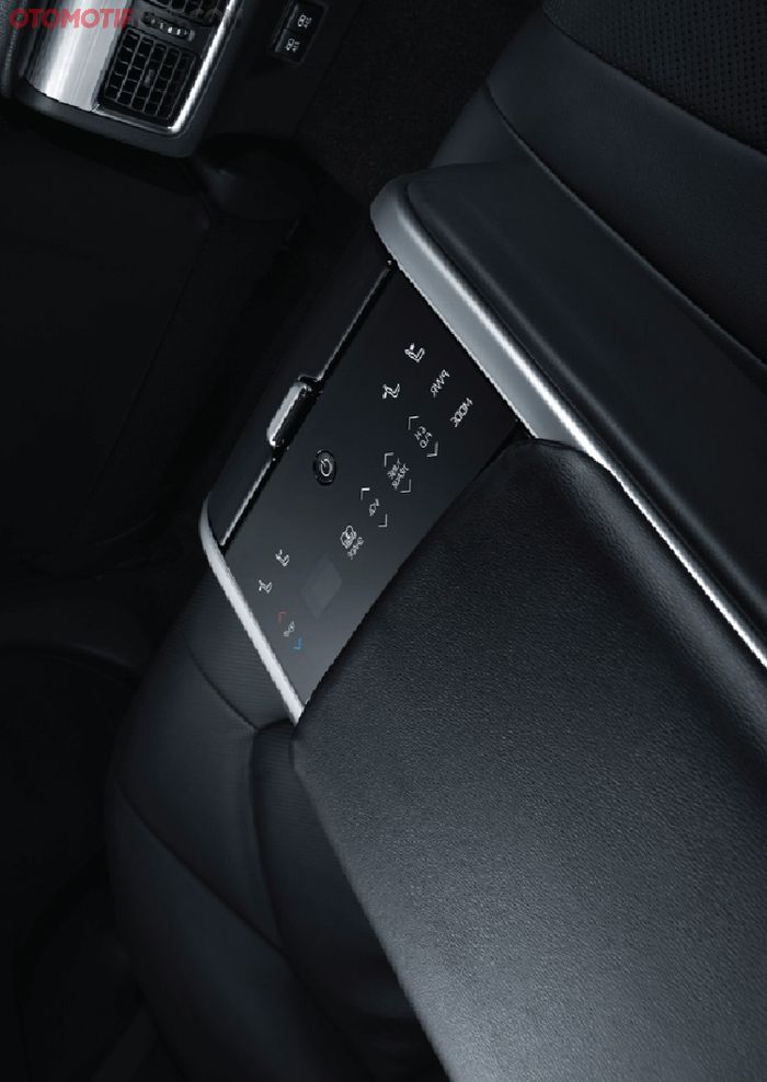 Ada panel instrumen di arm rest belakang (convinient rear seat control), untuk 