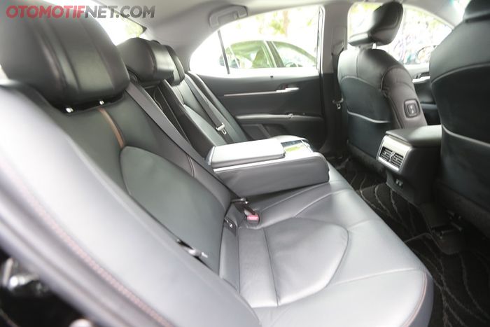 Baterai sudah disimpan di bagian bawah jok baris kedua, sehigga center of gravity yang lebih baik