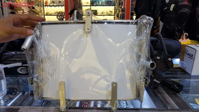 Tampak belakang radiator aftermarket, sudah tersedia breket kipas bawaan