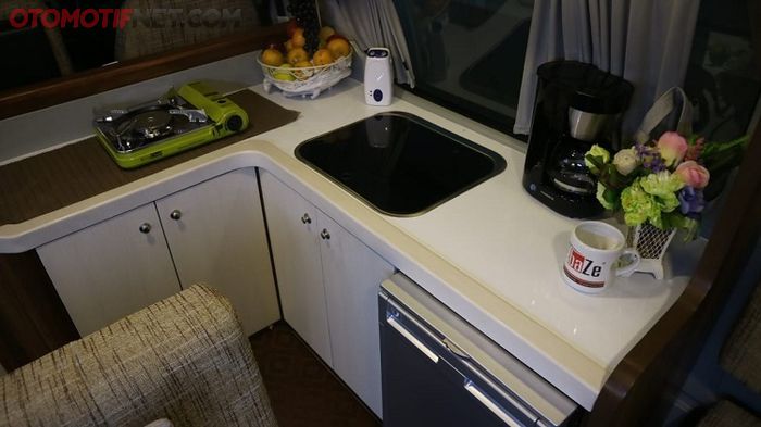  1.	Kitchen set lengkap, kompor portable, washtafel dan kulkas mini. Kebutuhan air washtafel menggunakan pompa mini 
