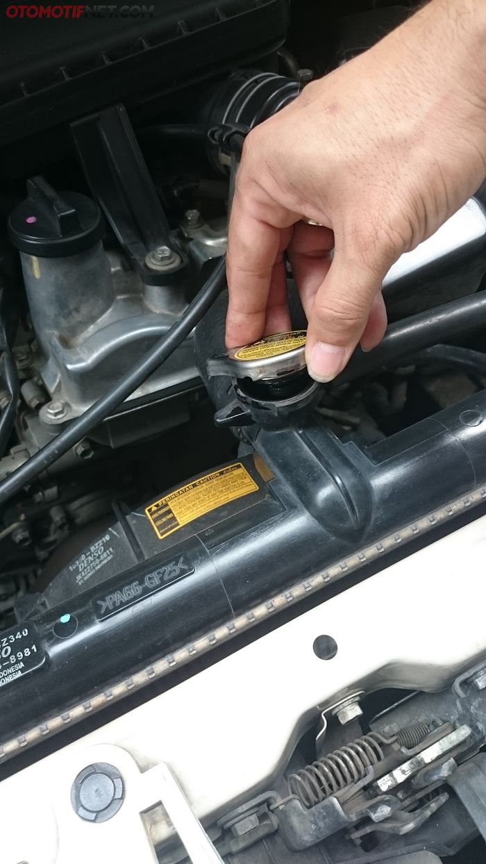 Tutup radiator rusak atau tidak sesuai spesifikasi dapat menyebabkan mesin overheat