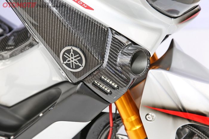Panel karbon dan ada lubang udara, menyumbang unsur sporty 