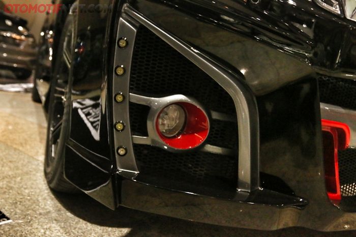 Tampak modern dengan body kit custom