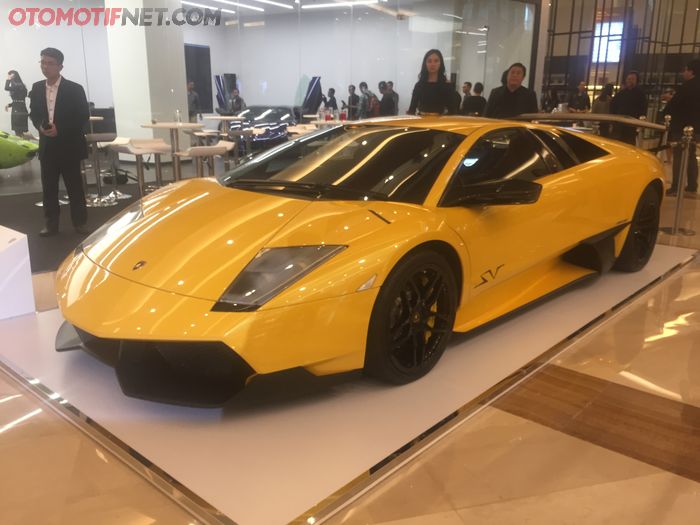 Lamborghini Murcielago LP 570 dengan warna kuning