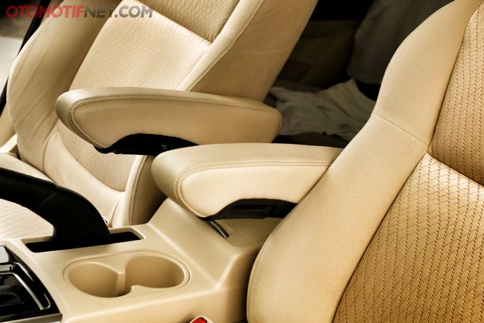 Sepasang arm rest di jok depan