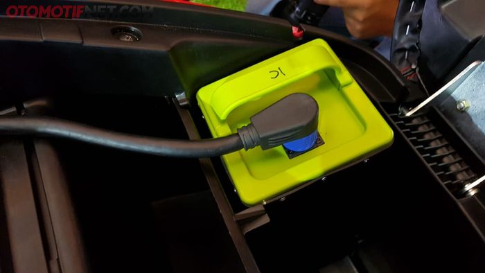 Baterai motor listrik Gesits terletak dibawah jok 