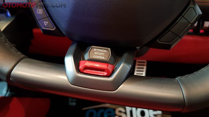 Tuas Mode Berkendara di Setir Lamborghini Huracan