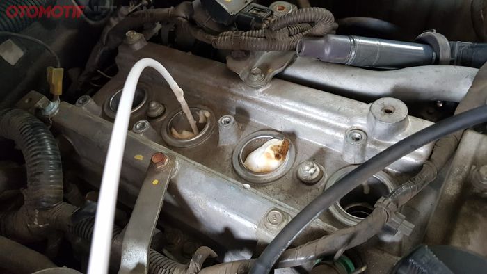 Pengaplikasian Carbon Cleaner Melalui Lubang Busi