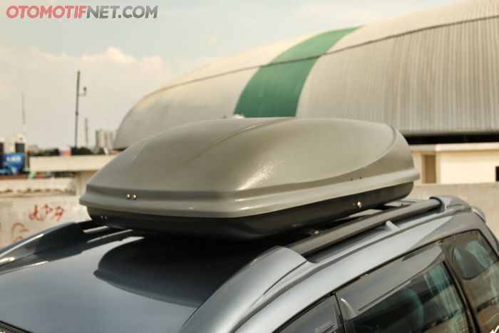 Pasang roof box universal dengan fitment yang tetap asik