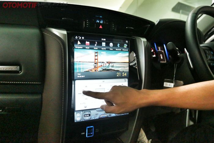 Head unit Android model Tesla di Toyota Fortuner