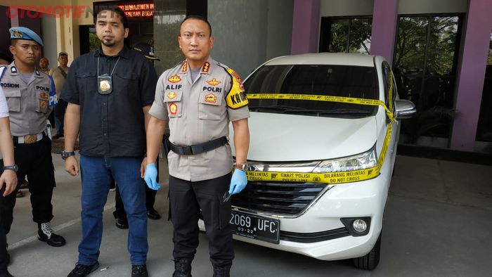 Kombes Pol Sabilul Alif, selaku Kapolres Kota Tangerang berpose di depan Toyota Avanza putih yang digunakan pelaku untuk melakukan aksi perampokan Toko Emas dan SPBU di Balaraja, Banten beberapa waktu lalu.